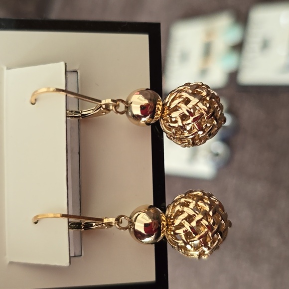 NAPIER BRAND WOMENS FASHION JEWELRY PIERCED EARRINGS BUNDLE OF 5 PAIRS - Picture 2 of 11